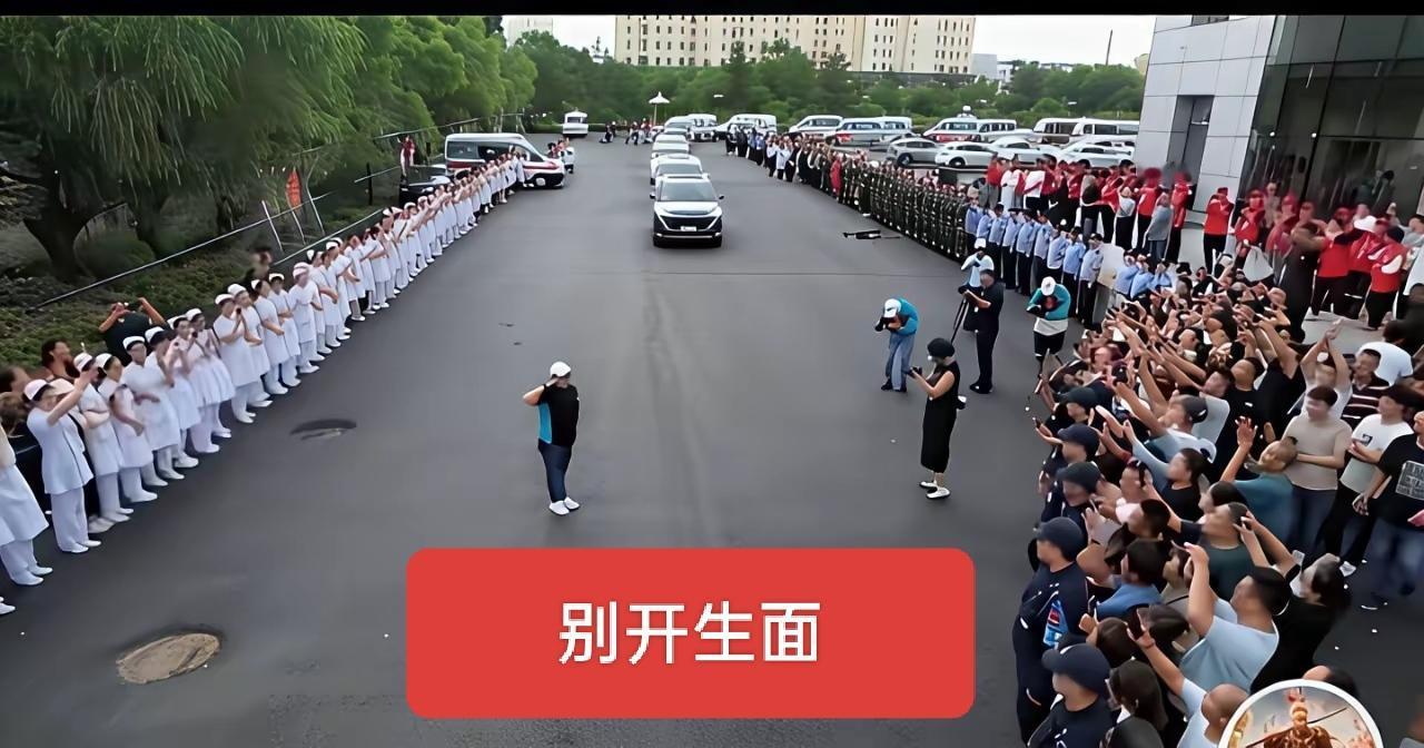 不知道的一定以为是在拍电影！试问自发组织的义诊队伍会如此齐整吗？统一服装，统一手