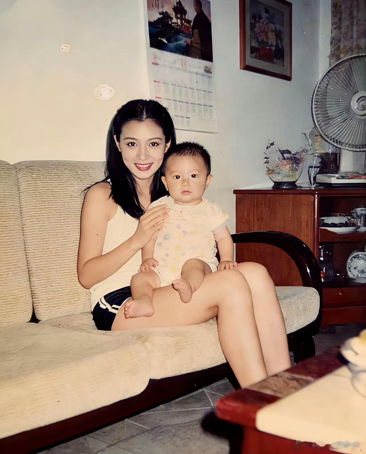 放在90年代，这样的家庭算什么水平？

翻看这组怀旧老照片，真的太有年代感了。没