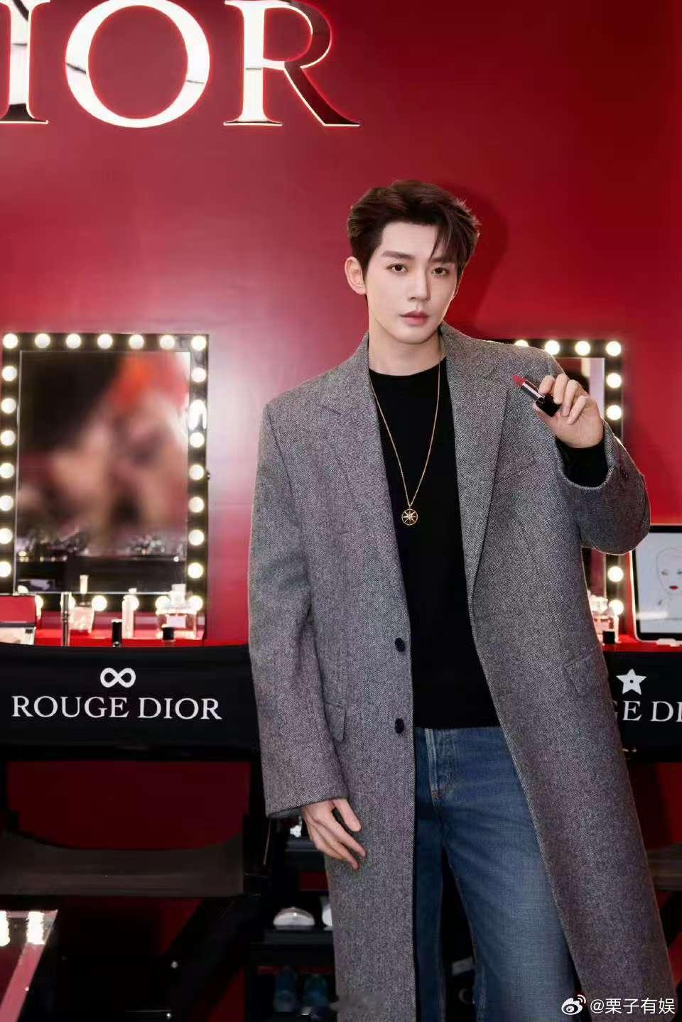 邓为定格新年闪耀邓为定格新年闪耀时刻邓为定格新年闪耀，好帅，