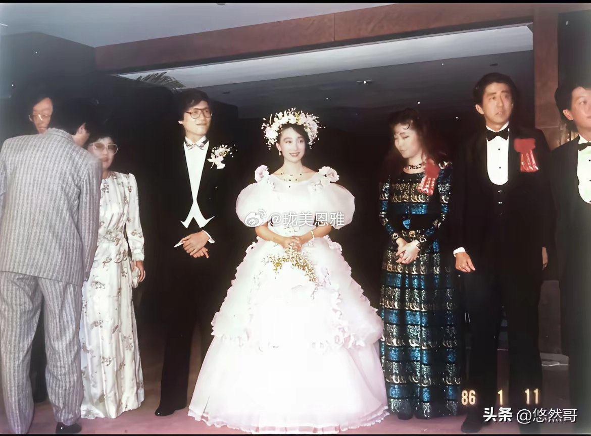 世界真小，香港歌手陈美龄嫁给日本人金子力1986年在香港举办婚礼，伴郎里出现了安
