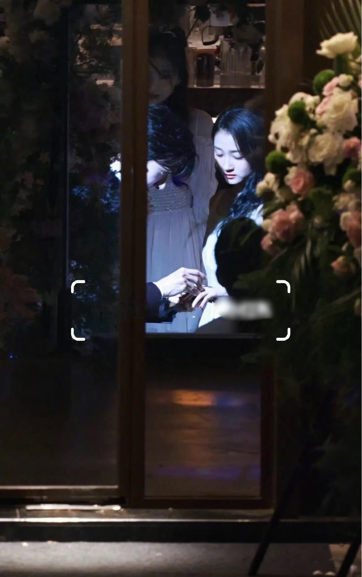 关晓彤陈星旭求婚路透 救命！捧脸深吻、单膝戴戒、相拥贴脸，整套求婚流程甜到跺脚，