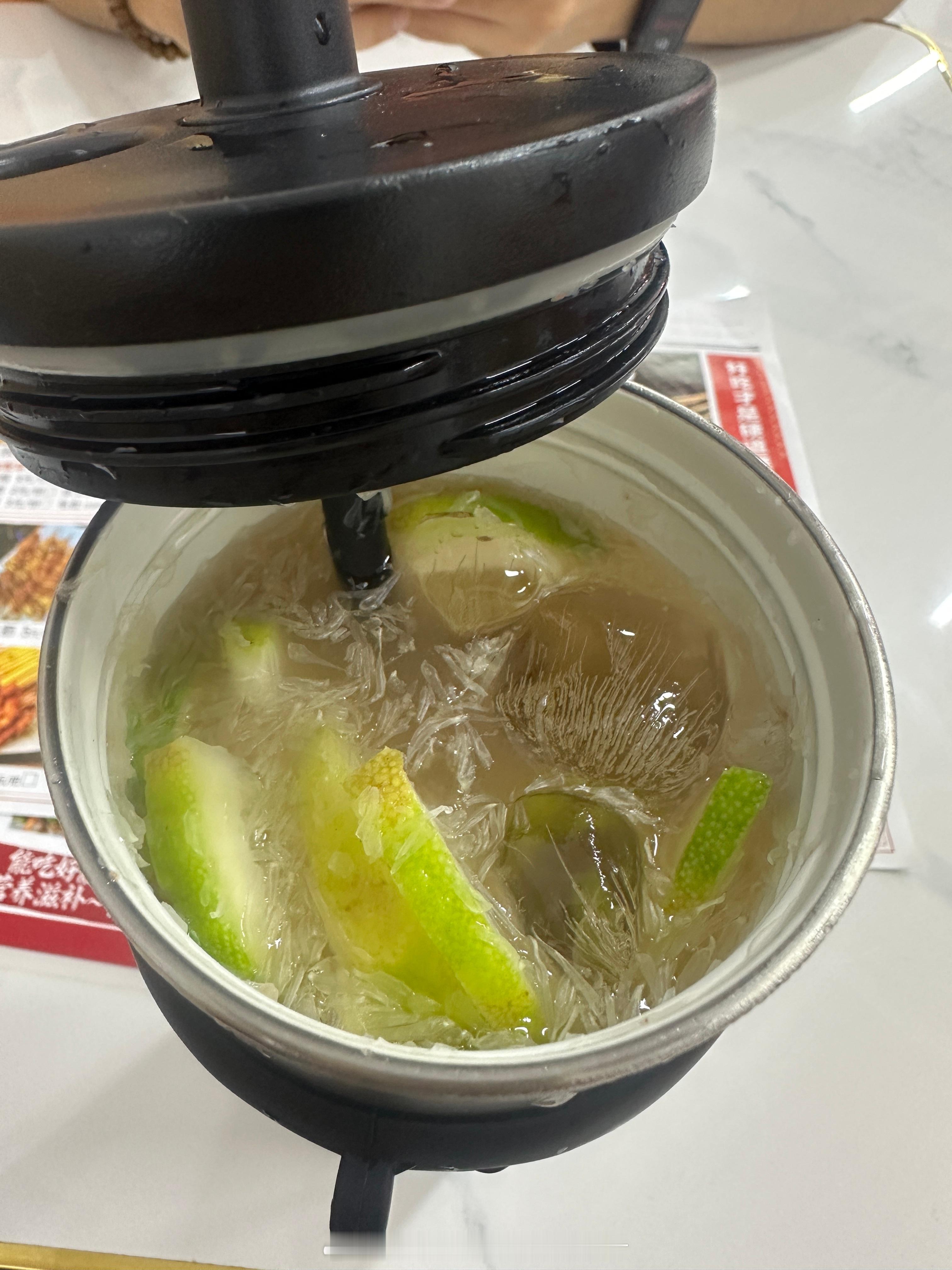 下楼吃烧烤我：想喝气泡水z：行于是我拥有了一保温杯柠檬气泡，依旧shake sh
