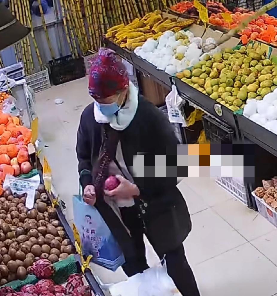 大妈趁老板不注意将水果塞进怀里，老板隔空用甘蔗提醒，让其归还水果！12月3日，湖
