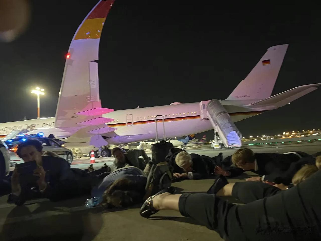 袭击！来自哈马斯对德国总理朔尔茨的防空问候。
10月17日晚，德国总理朔尔茨对以