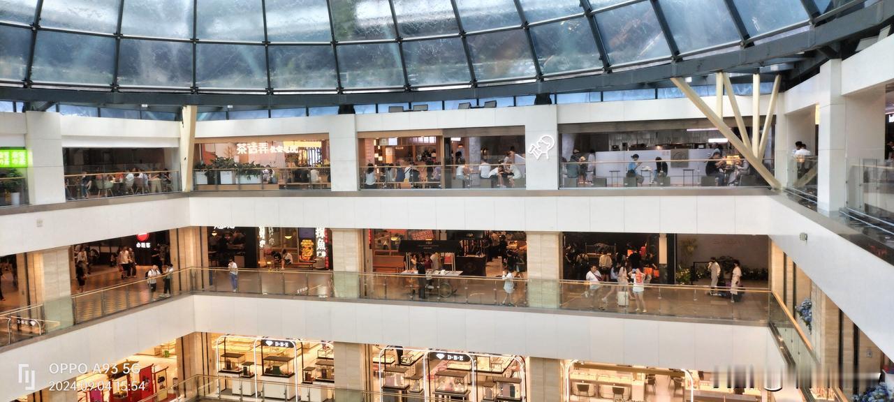 大家有没有发现圣诞节遇冷了？商场街头不见圣诞树和戴着小红帽的圣诞老人🎅了？国人