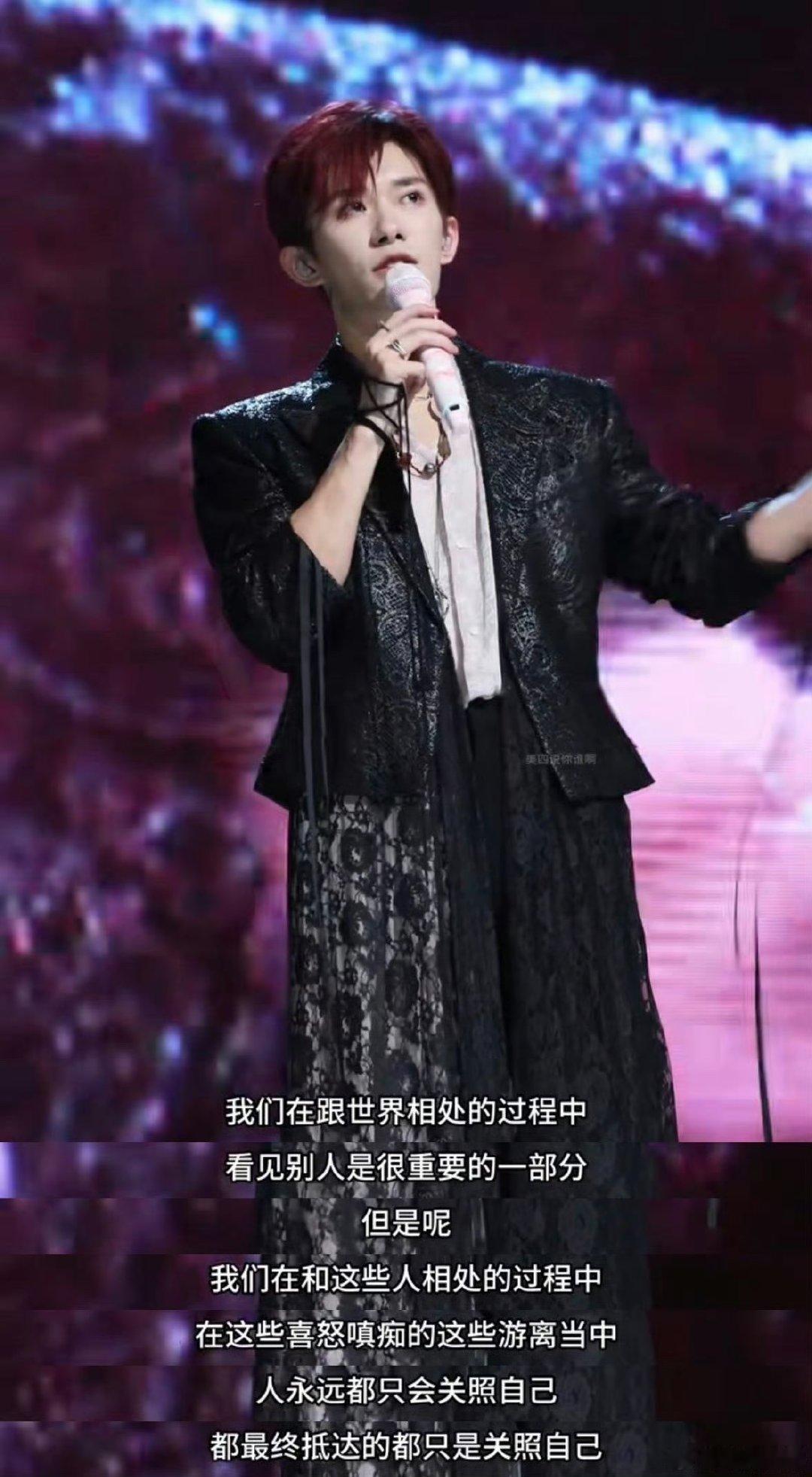 易烊千玺回应安心的原因易烊千玺现身厦门发布会一袭简约穿搭现身厦门发布会，干净松弛