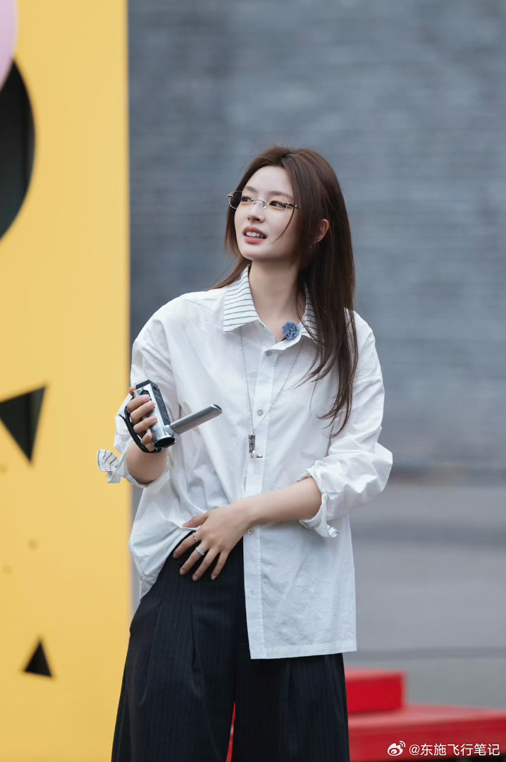 徐若晗是桃花坞御用摄影师吧徐若晗桃花坞御用摄影师摄影天赋尽显，扎根桃花坞记录美好
