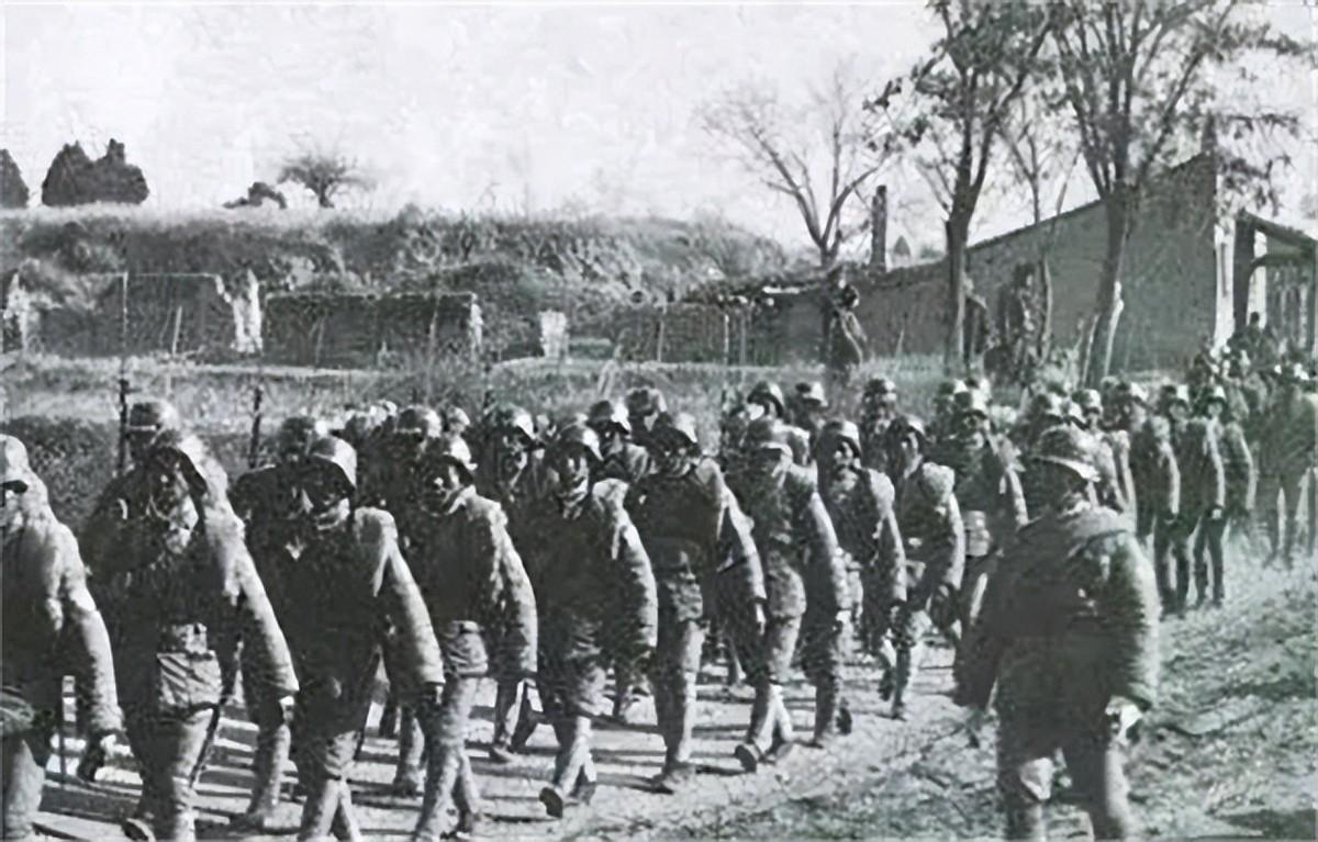 1937年，南京陷落，血雨腥风中，一位身穿军装的落水者拼命挣扎。渔夫没有犹豫，明