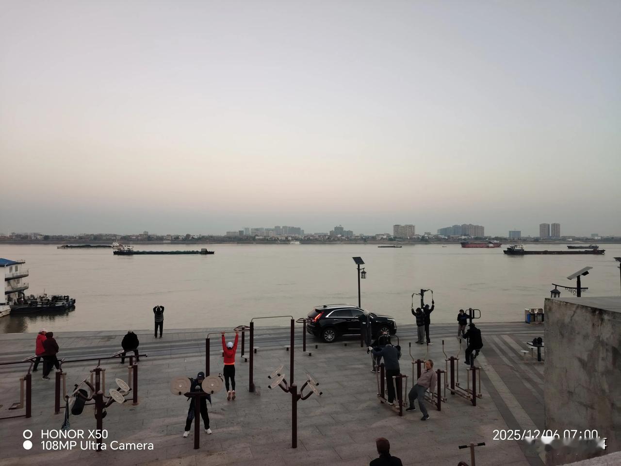 长江岸边晨练打卡分享运动快乐