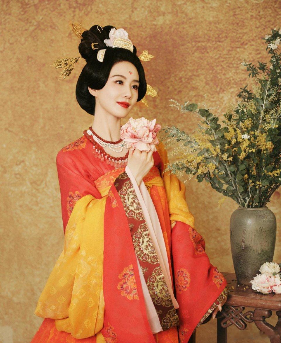 刘诗诗穿盛世牡丹唐制汉服太漂亮，太精致了 ​​​