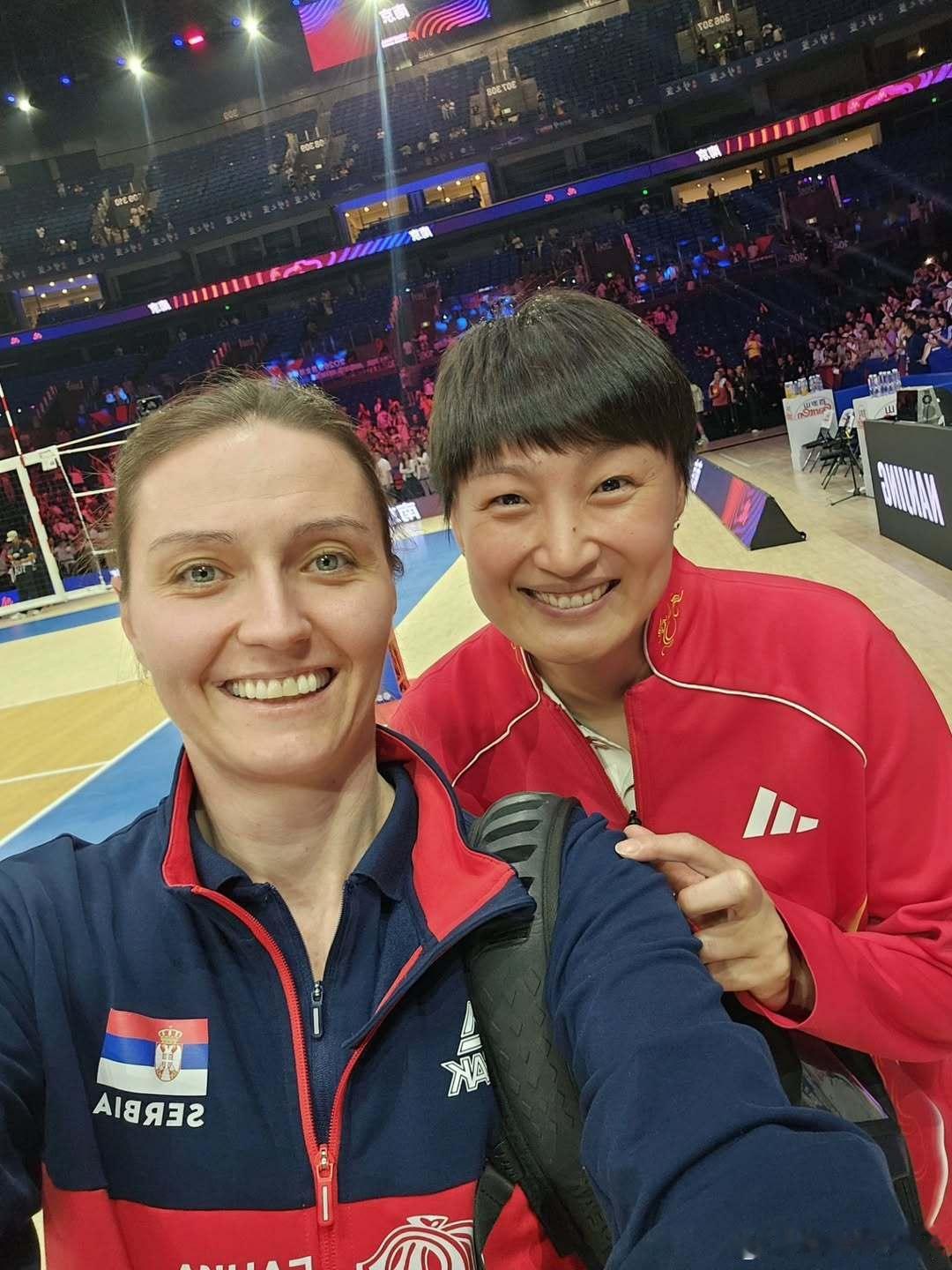 塞尔维亚前主攻现为热舒夫主教练和国家女排助教的布拉克耶维奇在社交媒体发文称赞中国
