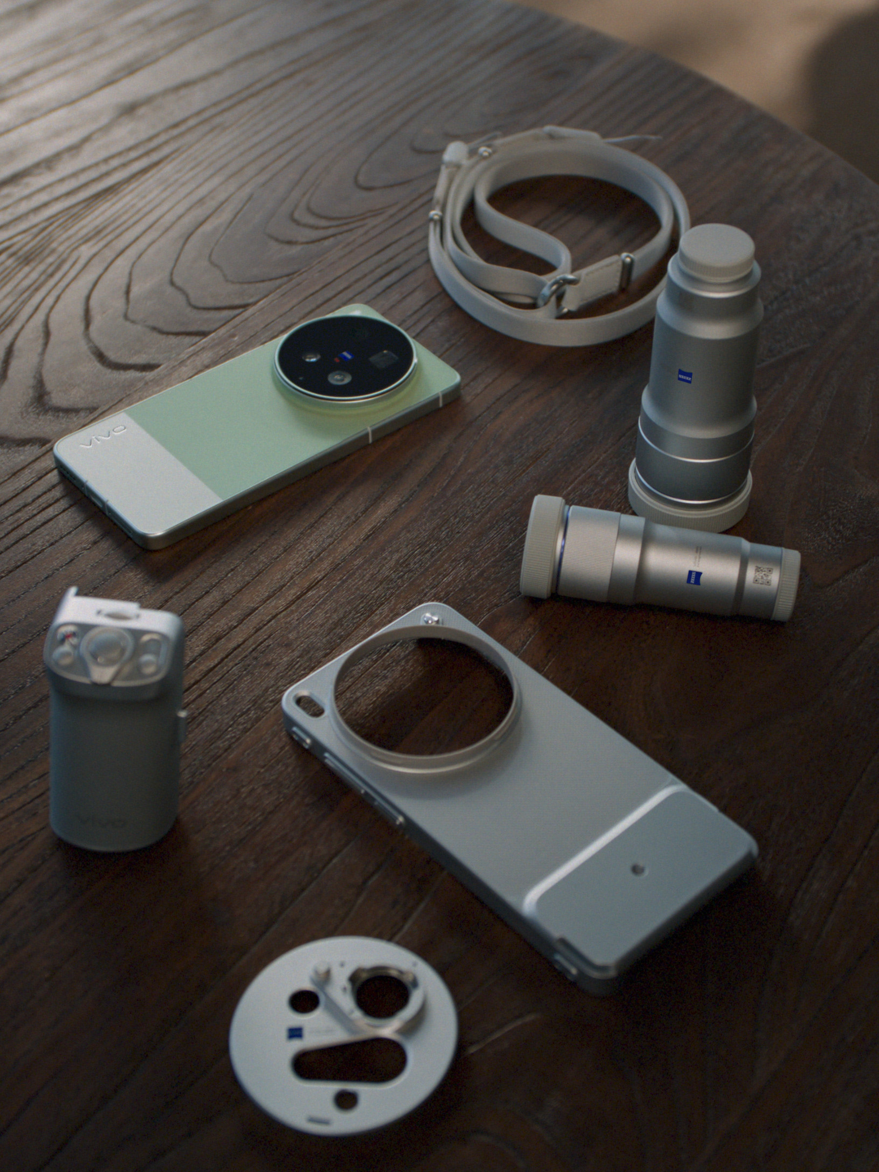 蒋奇明也搞起了开箱了一整套 X300 Ultra 一件一件拿出来质感直冲相机那了