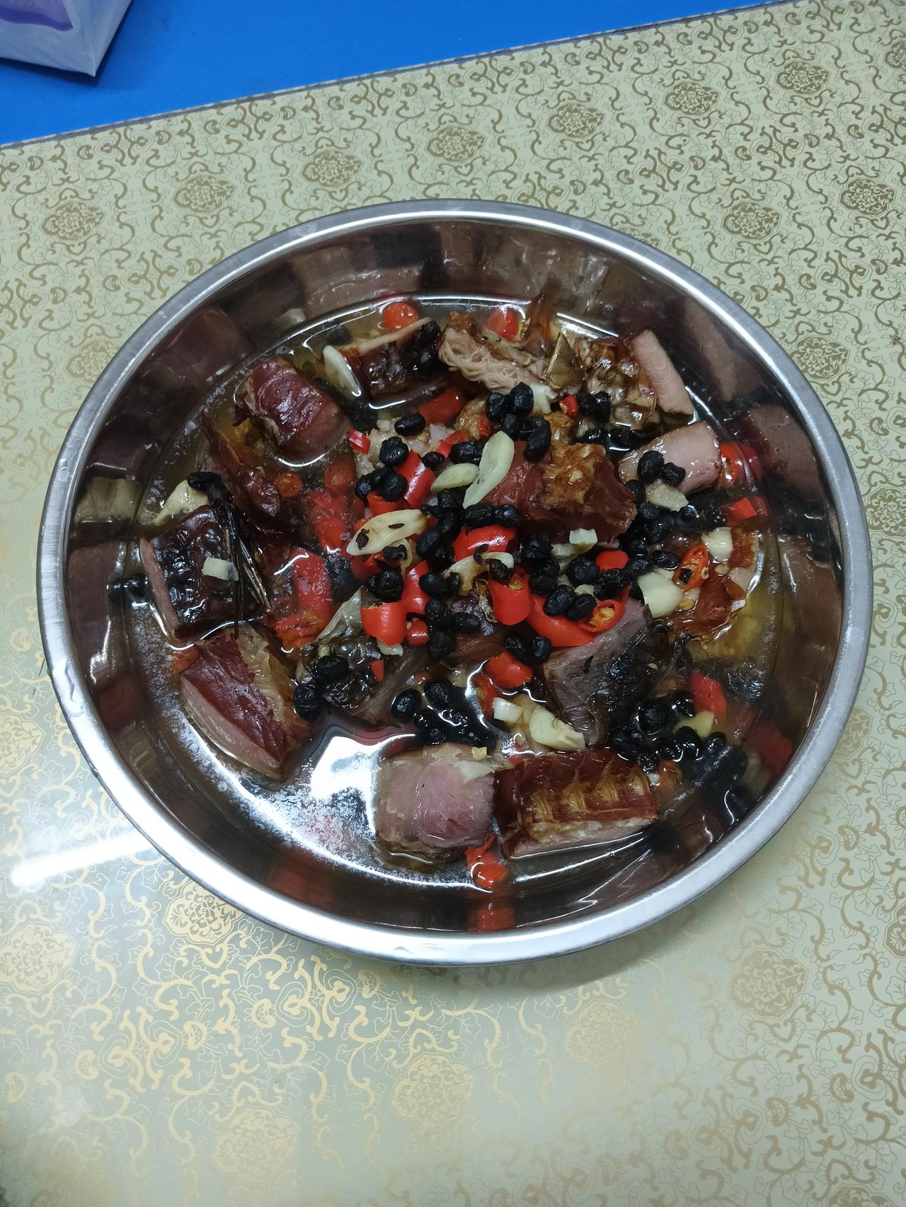 40多岁单身女人，每天日常生活，每天早上6点半起床。把饭煮好，把菜煮好。带到工厂