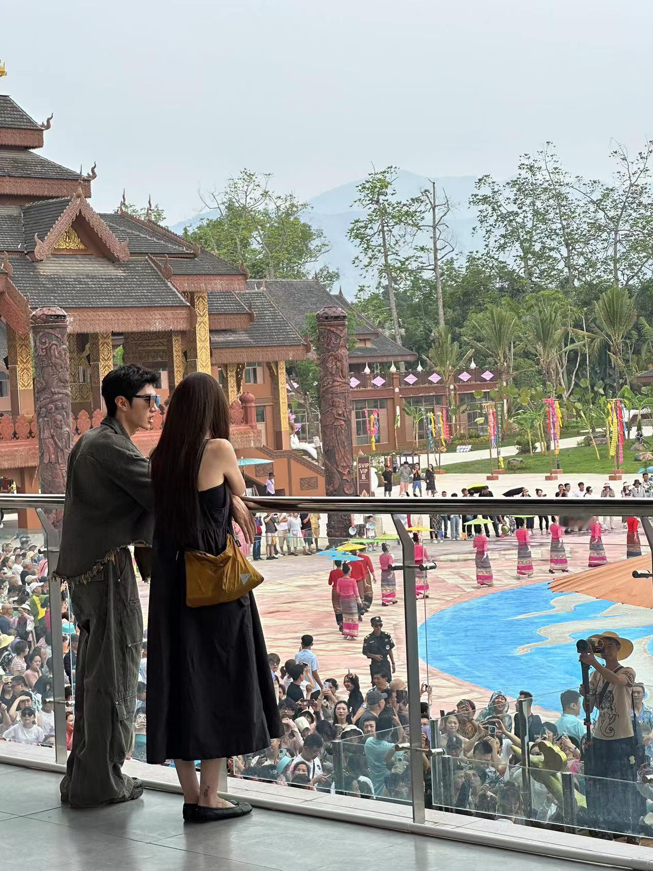 #娜扎脚腕纹身# 《旅行任意门》来到西双版纳拍了！娜扎开启新旅途新体验👀有注意