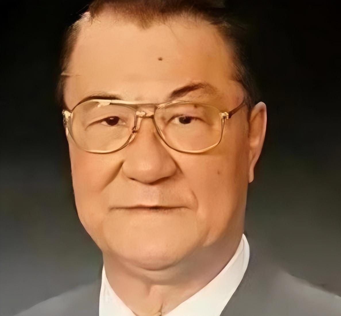 1992年，阎锡山的小儿子回到山西忻州，在老宅门口老泪纵横，然而就在他抬脚准备回