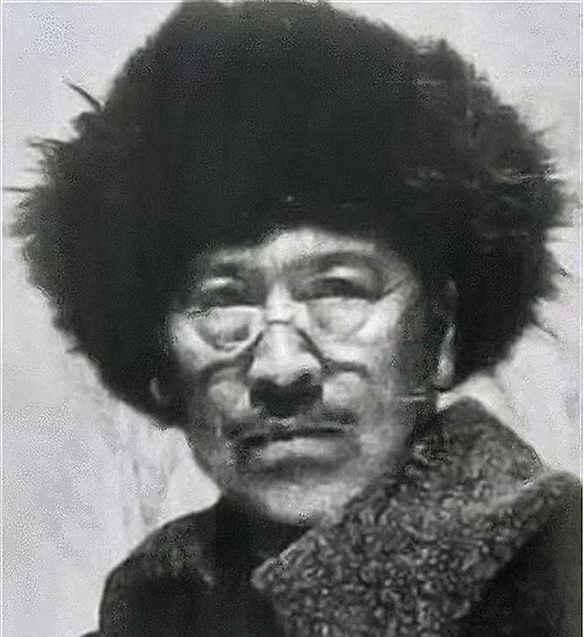 1937年，67岁的大地主戴万龄被日军擒获，为防其逃脱，日军竟用铁丝一头捆住他两