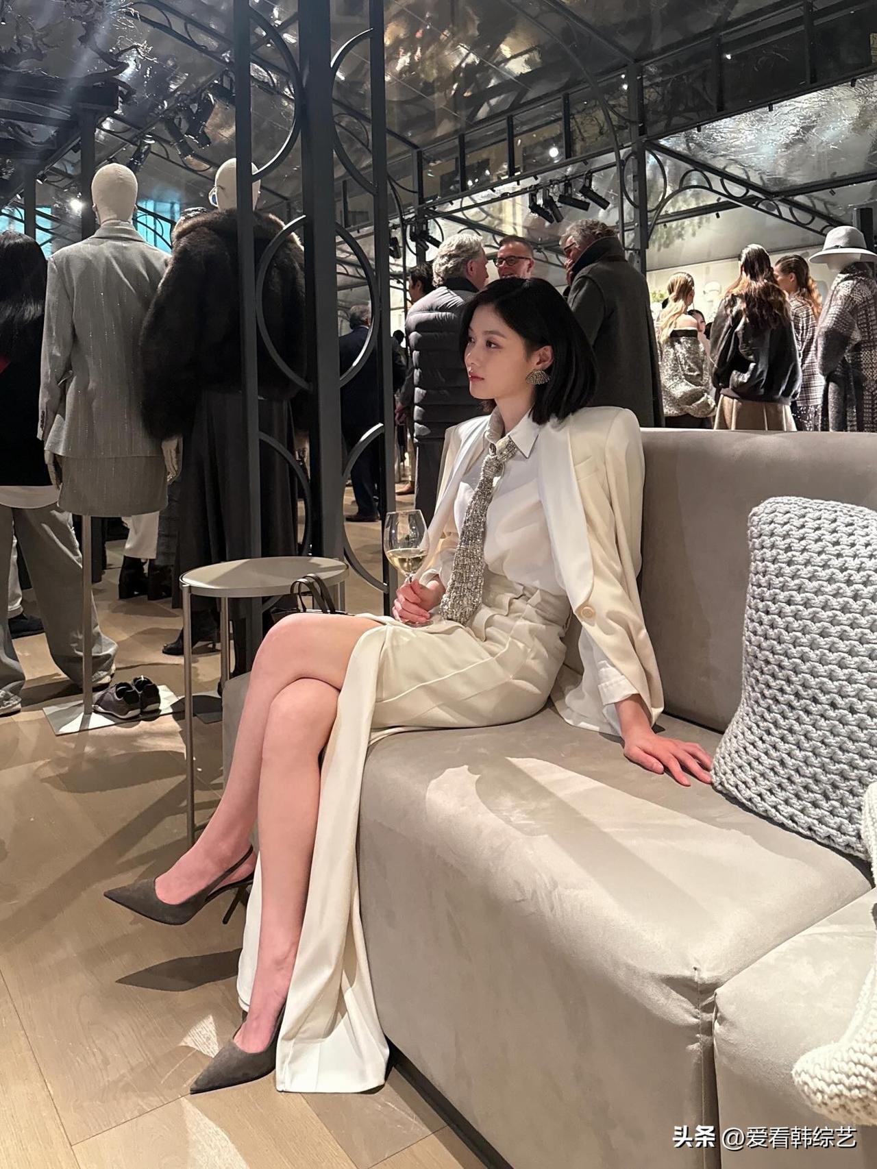 26日，演员金裕贞在个人Instagram上传了几张照片。照片中，金裕贞完美驾驭