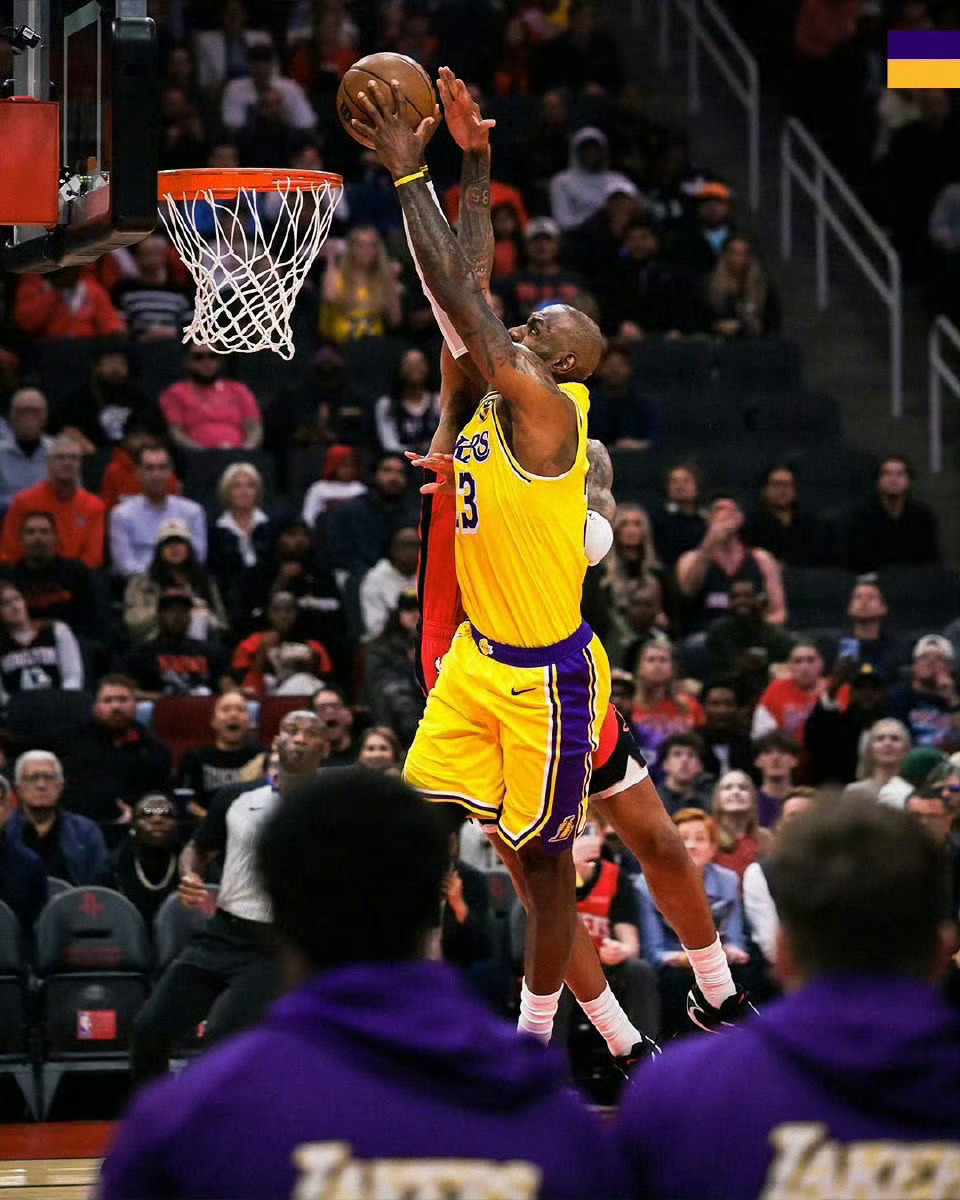 全场比赛结束，湖人100-92战胜火箭，小破湖好起来了！詹姆斯18分5篮板5助攻