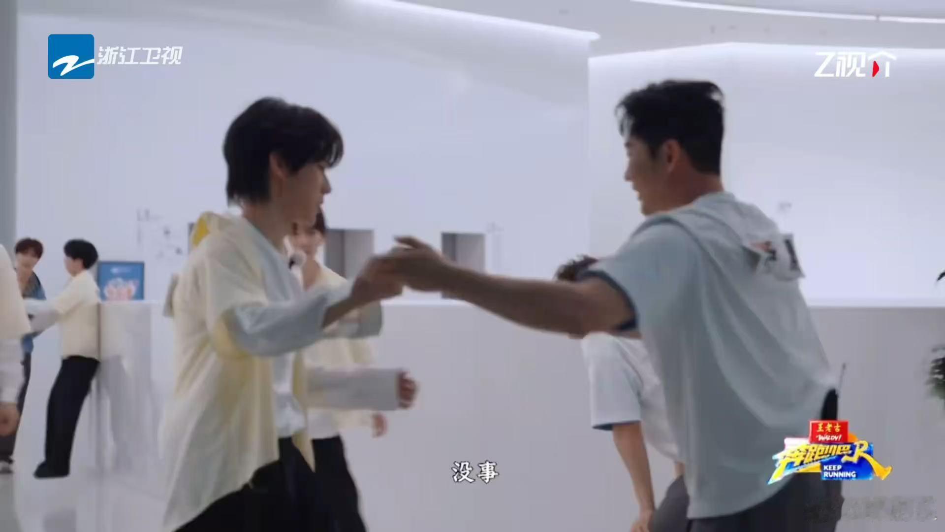 刘耀文夸李昀锐太有劲了奔跑吧 李昀锐这把撕得确实猛，刘耀文都被他折服了。电梯里那