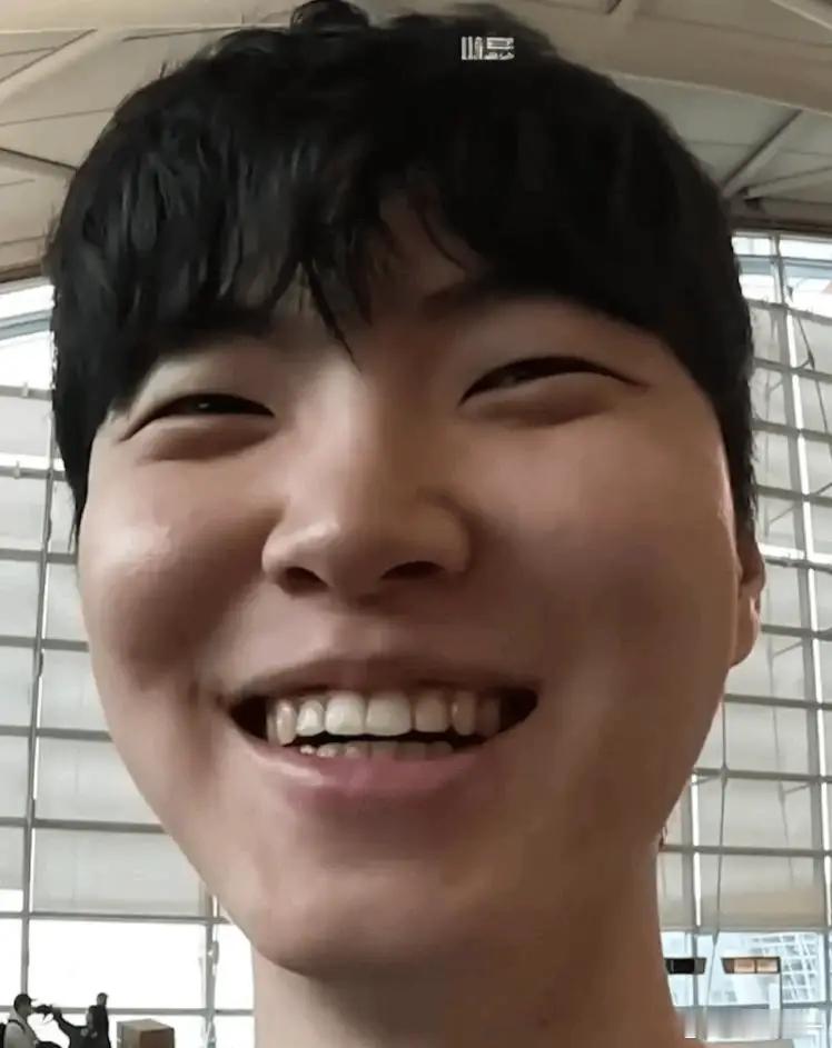 Chovy但是没有以前稳了经常翻车说不定今年真不一样了要拿s冠了Chovy从未缺