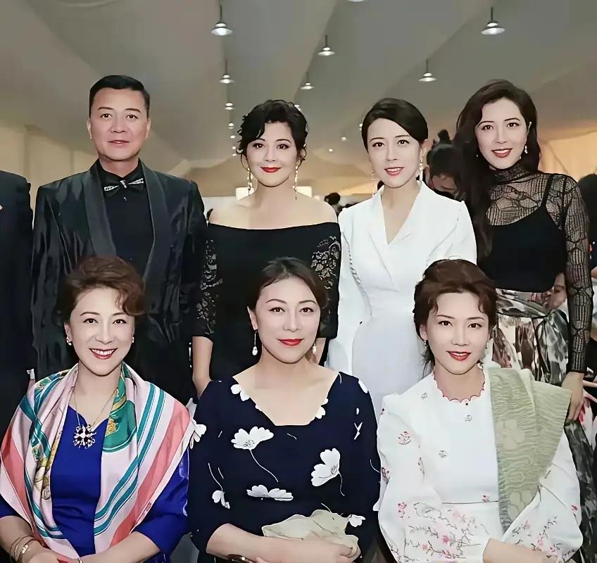 曾经这些人都是家喻户晓的影视明星，能认出三个，说明你已经不年轻了！