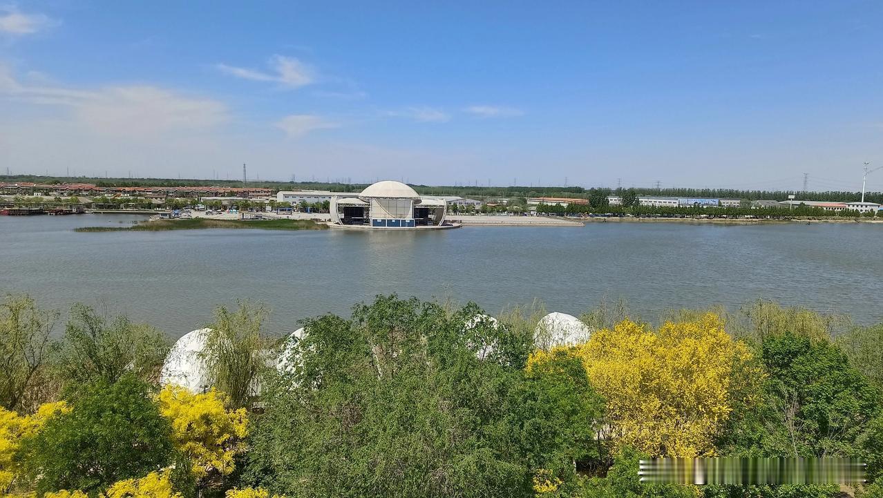 我每天出行最主要的交通工具是地铁和公交。我喜欢坐在地铁和公交上，沿途拍一些照片、