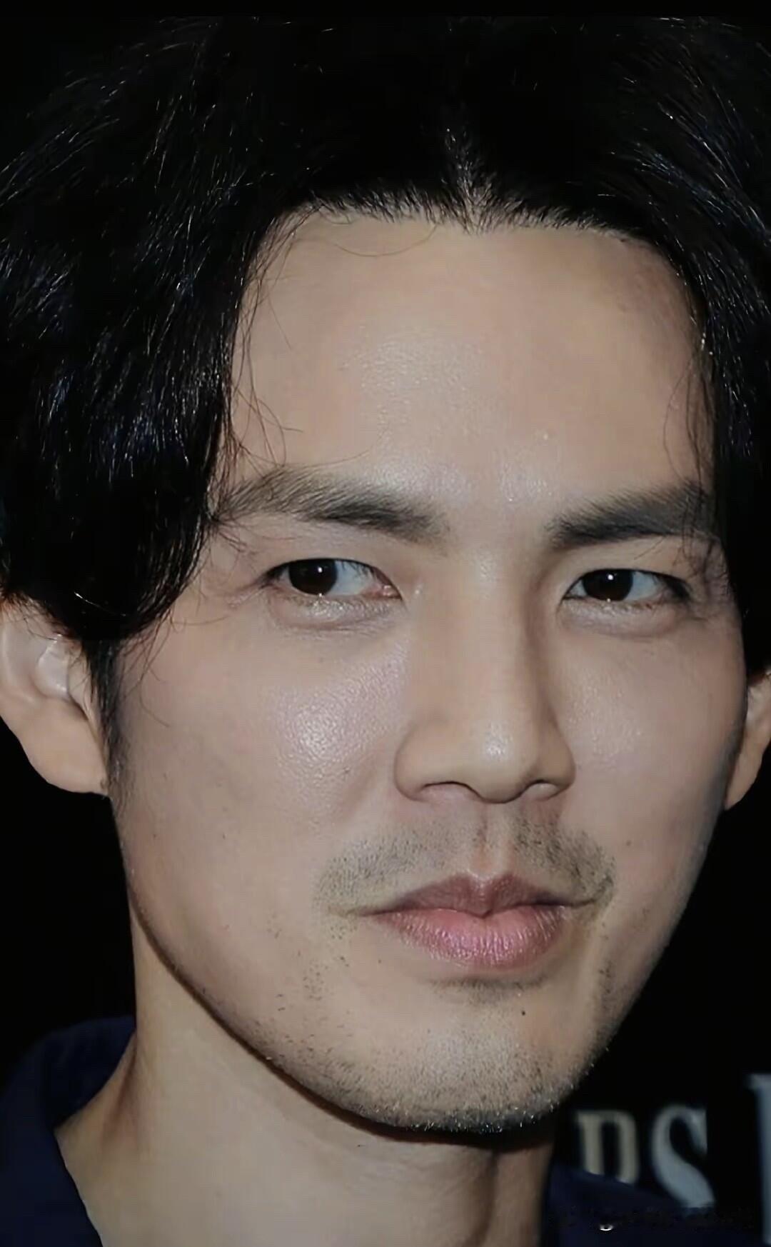 素颜状态下的男明星，你觉得谁的颜值是最高的那一个呢？钟汉良的脸型特别大气，感觉到