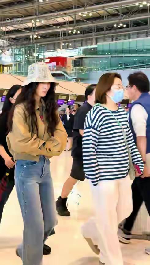 杨幂泰国机场被偶遇！素颜低调无架子，路人抓拍颜值封神
 
近日，有网友在泰国曼谷