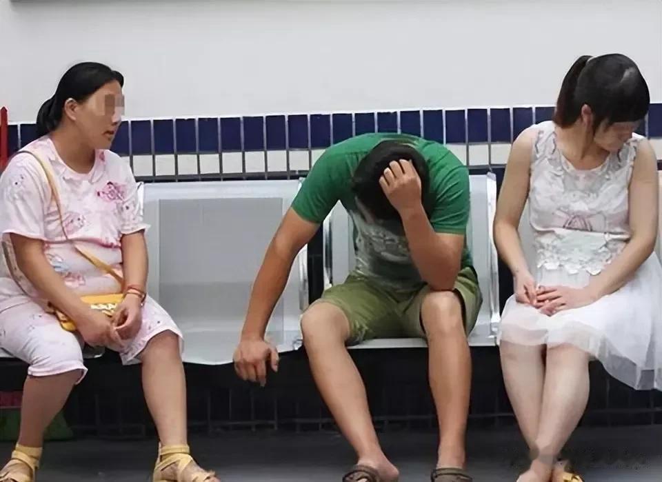 一个28岁的妻子欺骗了她的丈夫，一个55岁的祖父。老婆说:老男人都比你强。随着电