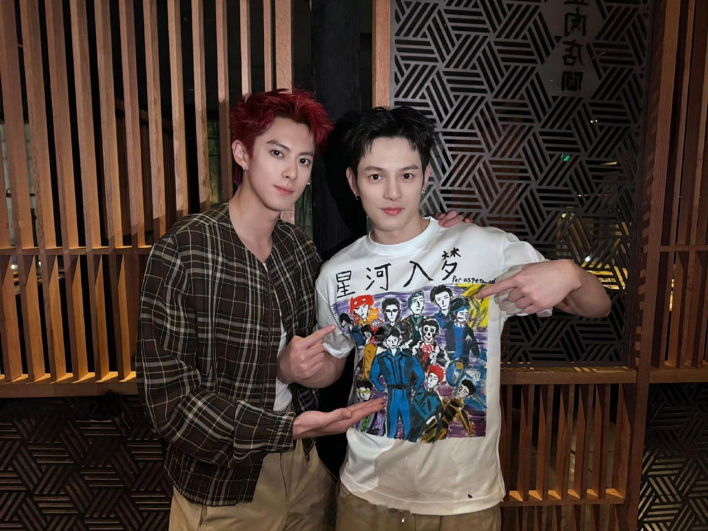 王鹤棣王润泽合照 王润泽晒和王鹤棣合照 双向奔赴的友情最是珍贵，两个真诚的大男孩