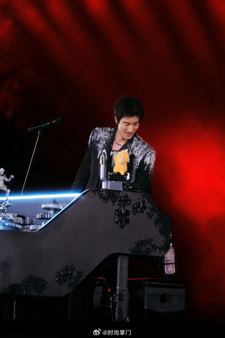 王力宏[超话]郑州演唱会精彩上线📷MUSIC-MAN登场！全新造型亮相，东方韵