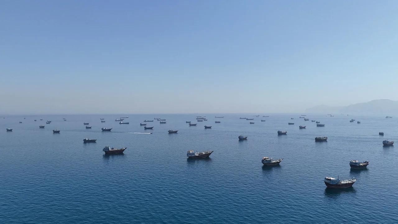 美国再次打击伊朗后，伊朗革命卫队放狠话：霍尔木兹海峡“对所有船只关闭”，谁闯就打