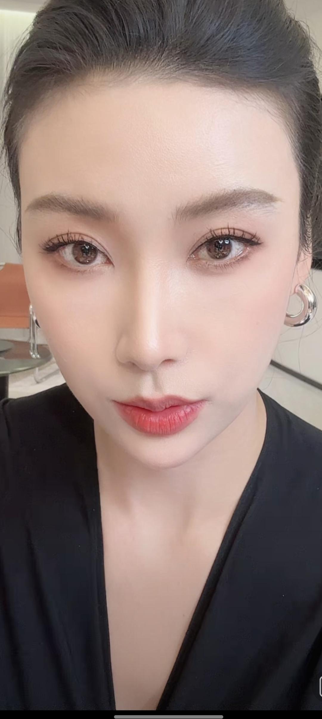 这位美女化了精致的妆容。
