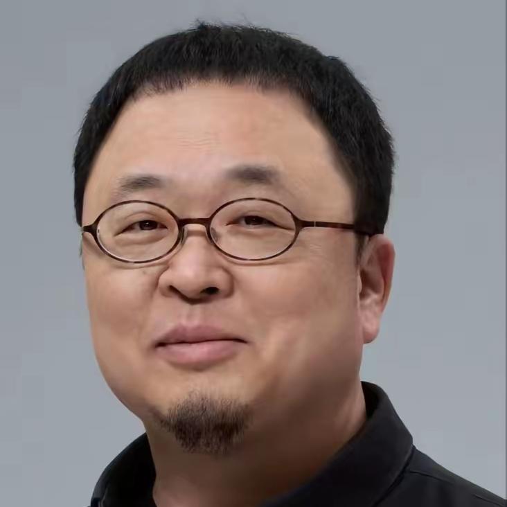 老罗这次回来，整个人都透着一股“怕了”的感觉。
 
他在账号里长篇大论地解释自己