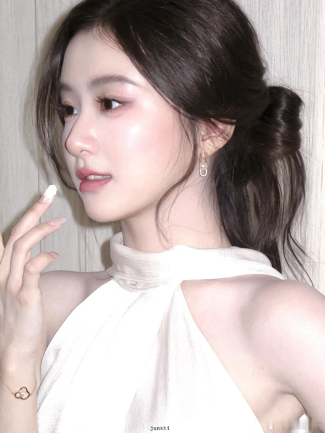 包上恩 🐰包上恩李瑶英 🐰包上恩明月千里 当世界凉如荒岛 我们依然会是彼此的
