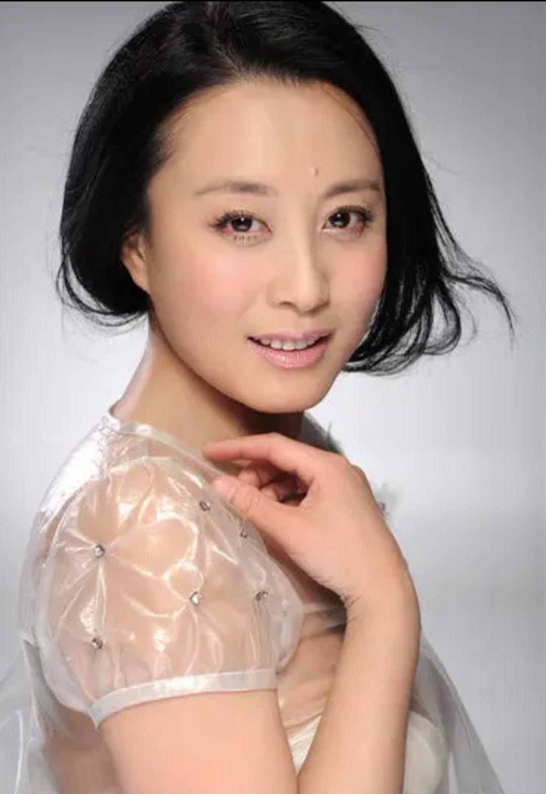 他们戏里戏外真夫妻，凭真本事吃饭，如今忙着拍戏不生娃娱乐 明星 赵倩