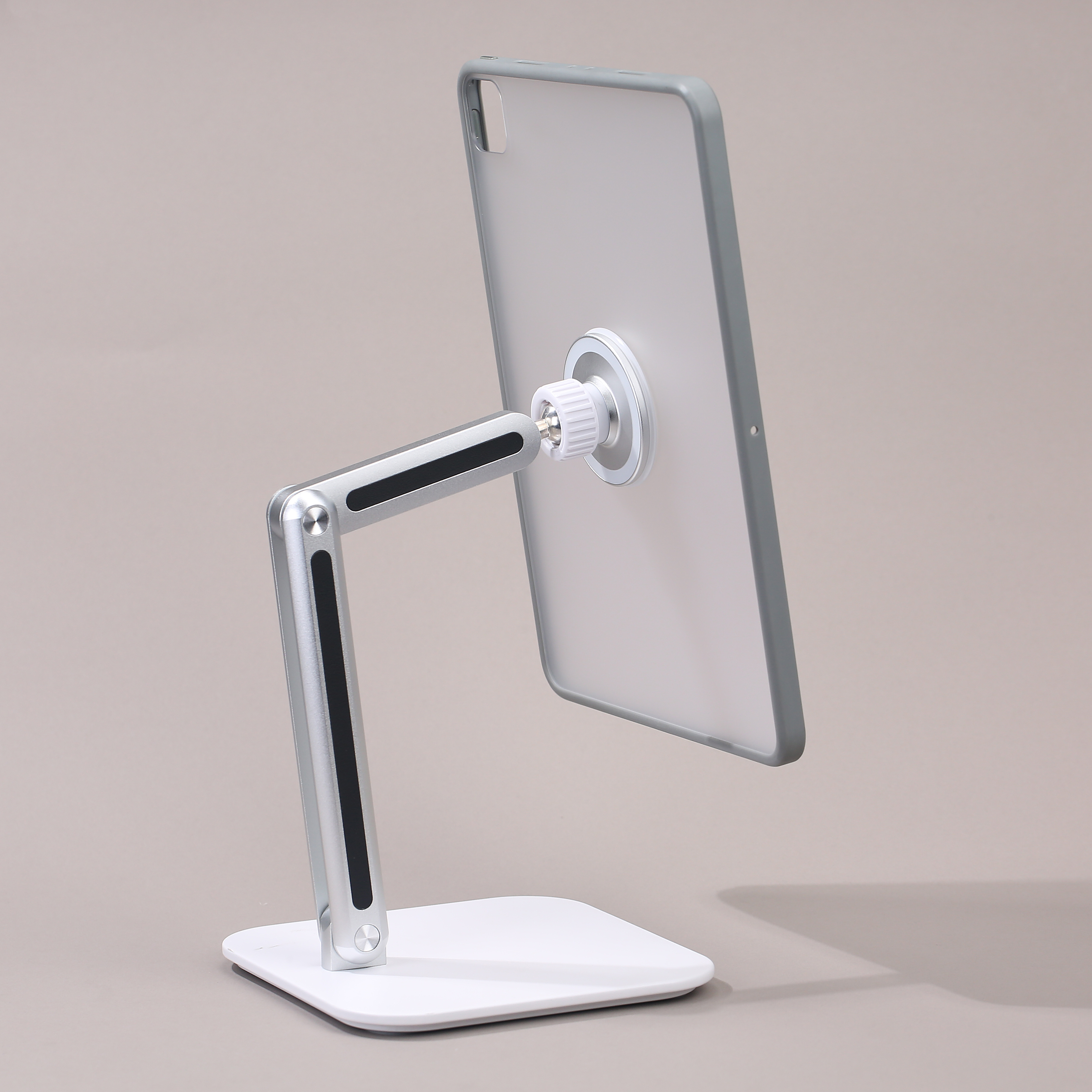 这个大白超重的磁吸支架是四年多前我找小天定做的一个版本，当时玩找遍了全网的所有平