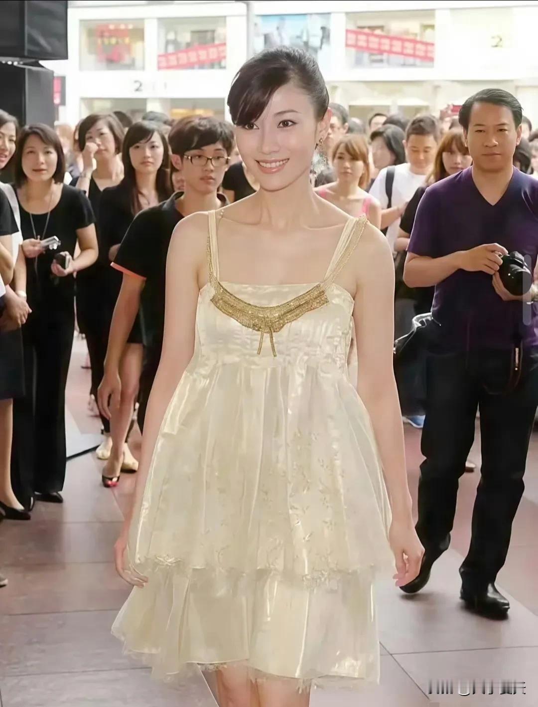 我对李嘉欣的美貌，可是太有发言权了，因为我在香港见过她本人，当时她不到40岁，早