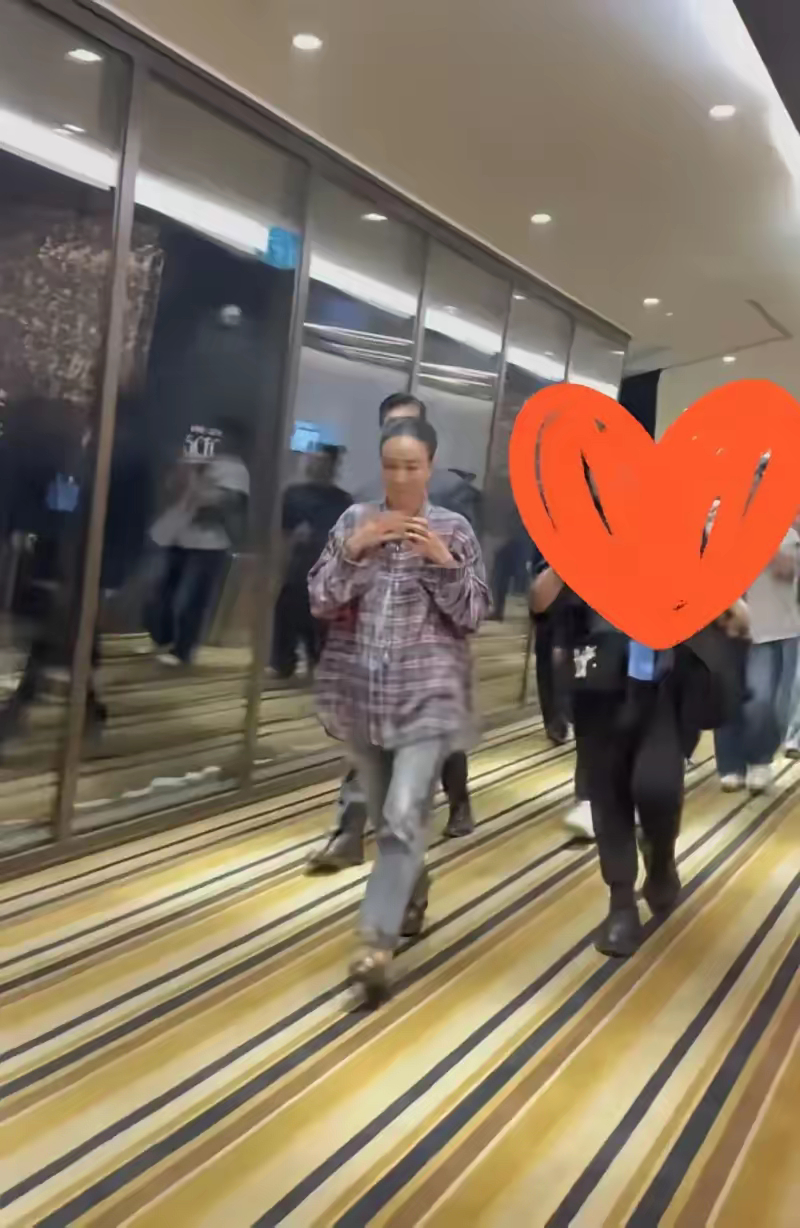 天呐，那英澳门演唱会之后，她的心情跌到谷底，那场面，简直是让人心疼得不行！​第一