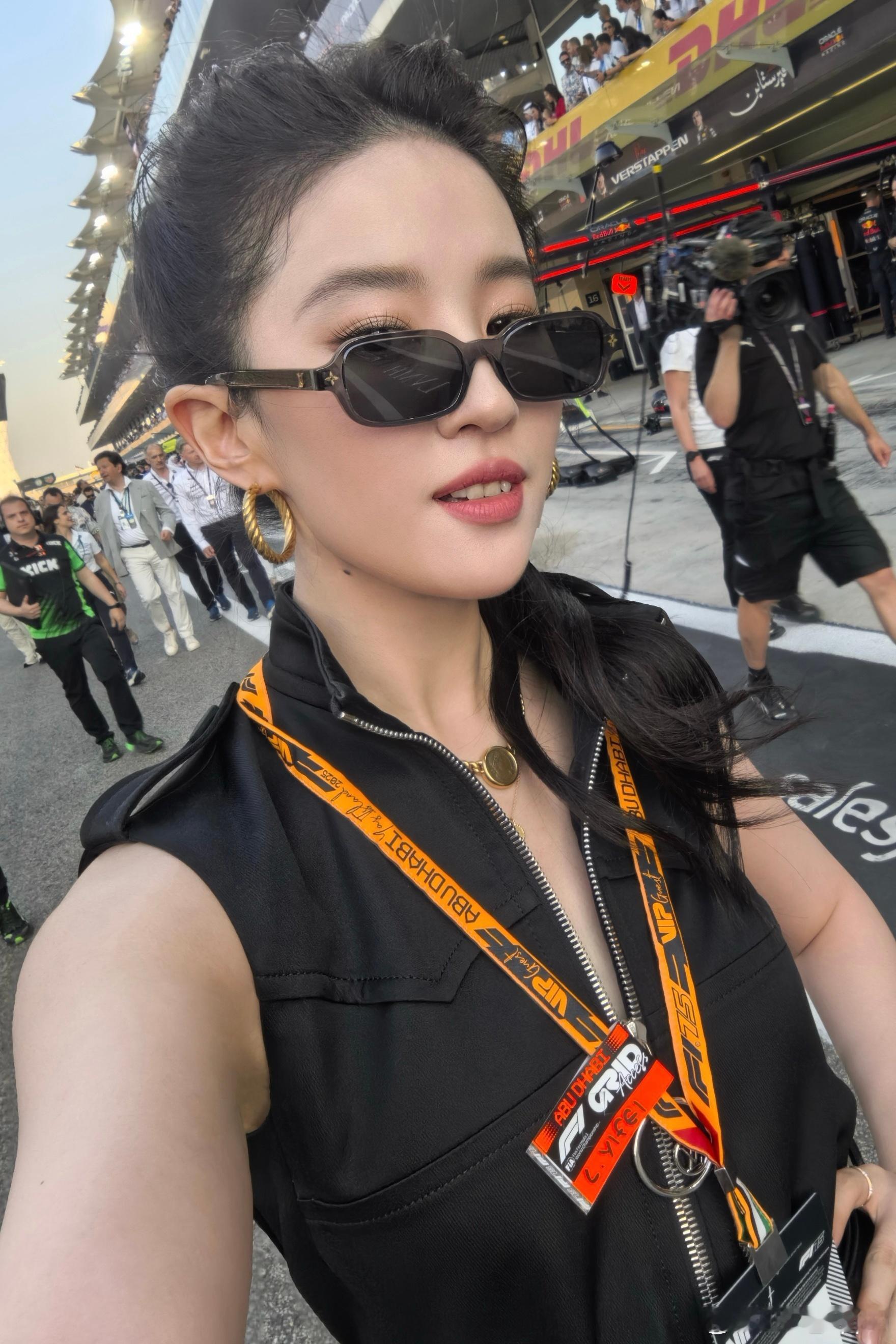 刘亦菲阿布扎比观赛F1真好看啊！神仙姐姐这状态也太棒了