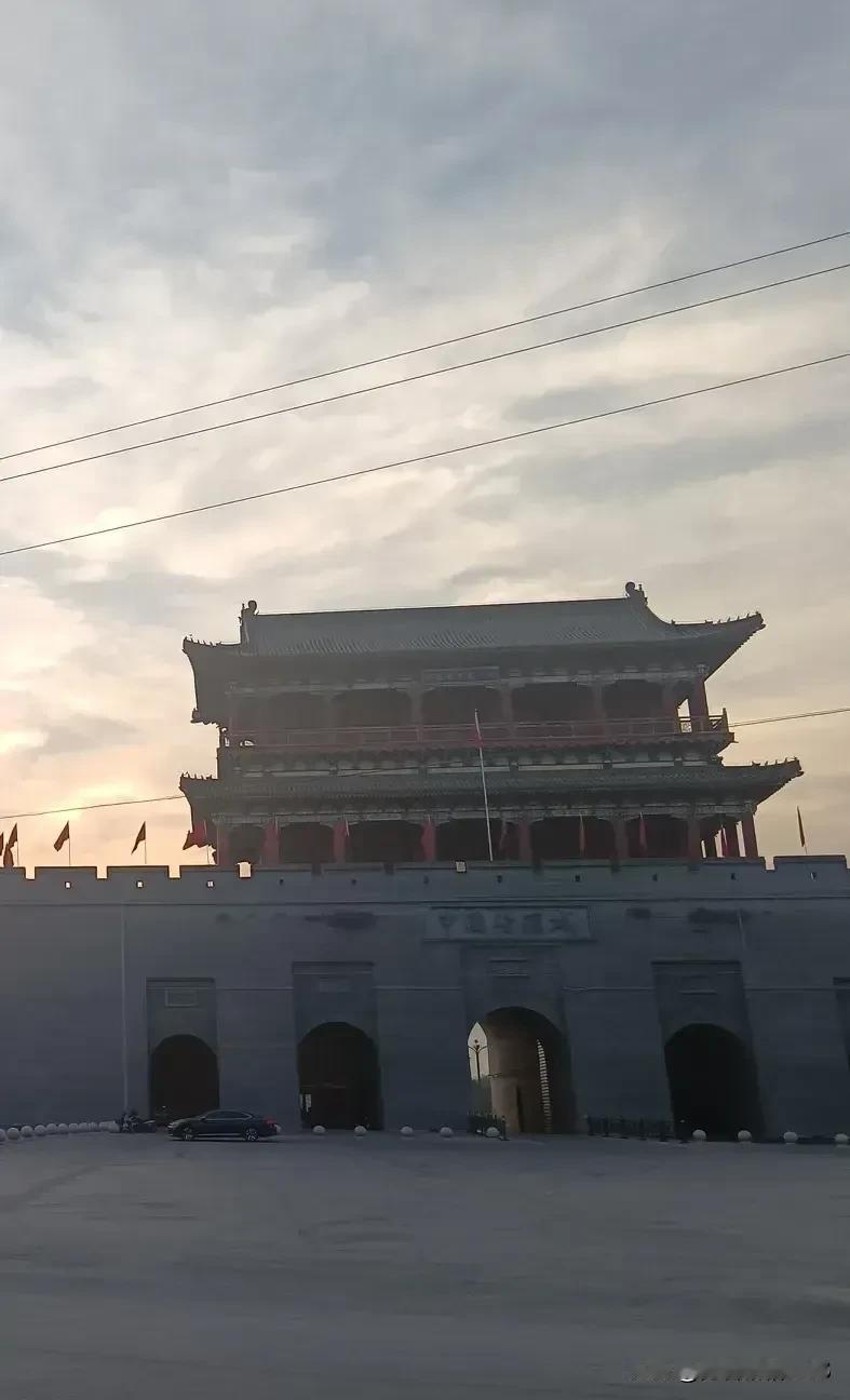 又见汾阳。

深秋时节，又一次踏上故乡——“中国酒都”汾阳市。

每一次探访，心