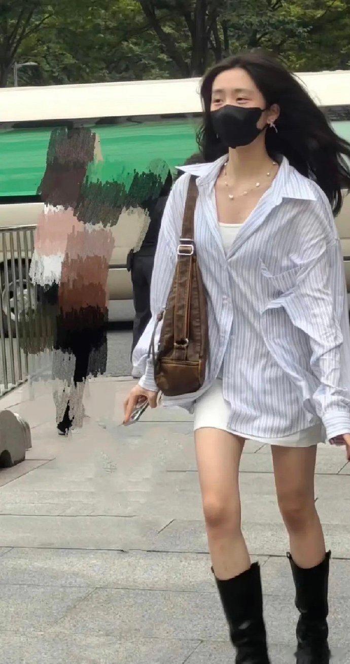 黄多多能讨人喜欢吗？咋样？是要进圈了？长相身材如何？妈生美颜，气质出众。 
