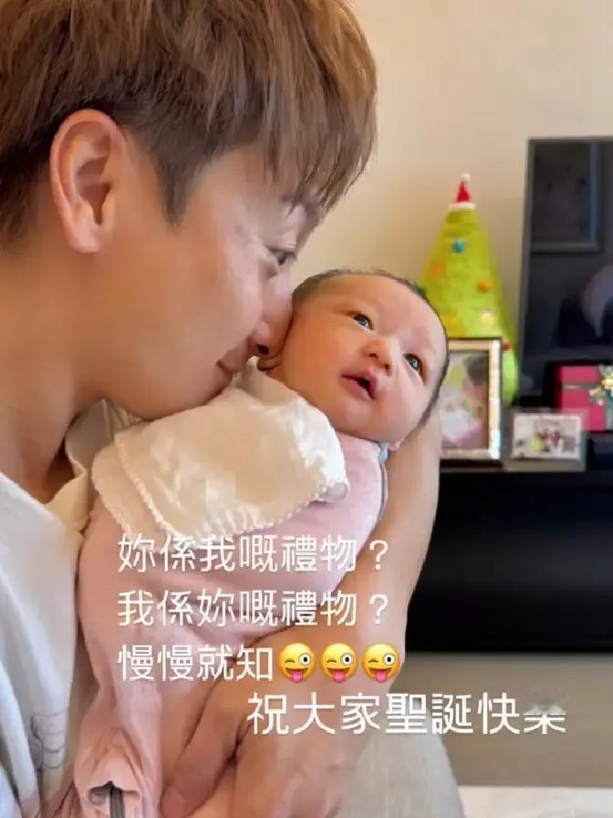 别再盯着方力申女儿的眼睛鼻子对比了。
 
网友翻出他童年照，逐帧比对。你发现没？