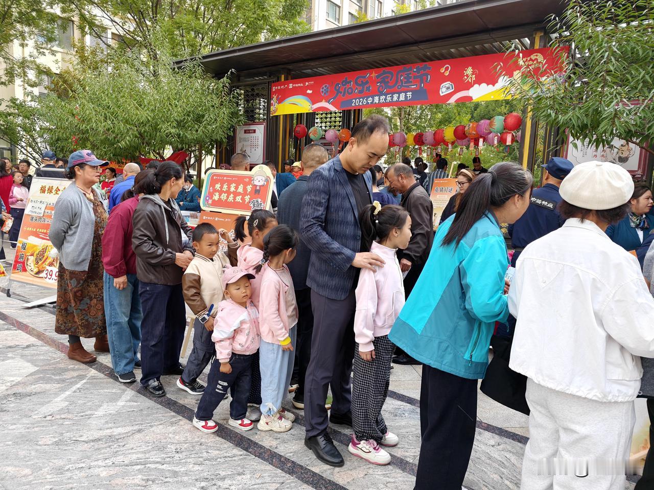小区中秋暖心活动

       除常规的发月饼赠小礼品、品尝小吃之外，并进行有
