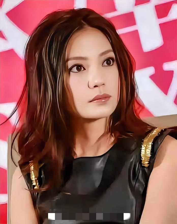 赵薇试水直播
等来的却是“双重暴击”
复出之路彻底被堵死

她现身镜头连线自家酒