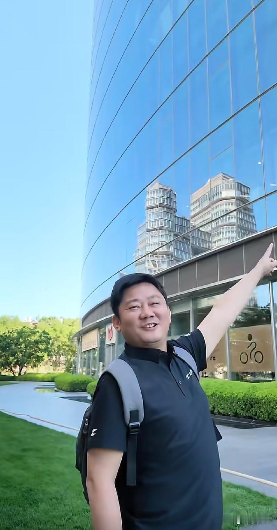 张雪又放下了豪言壮语，声称以后要修一个这样的楼，看来他真被这栋大楼深深的震撼了，
