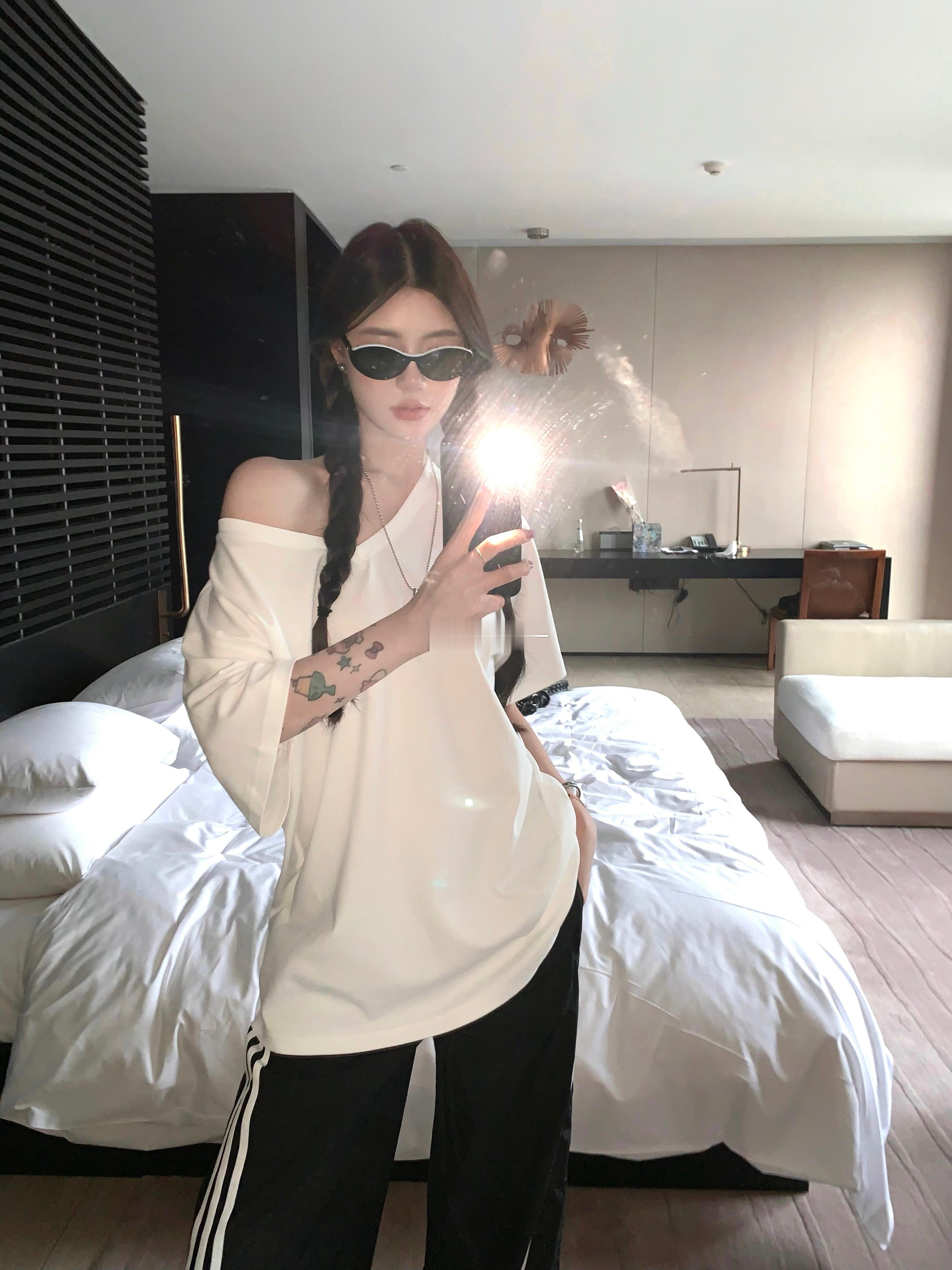 🩵🩷🤍🩶又到了穿大T的季节 zzan.p 抓lp们 垂坠感的廓形和落肩形
