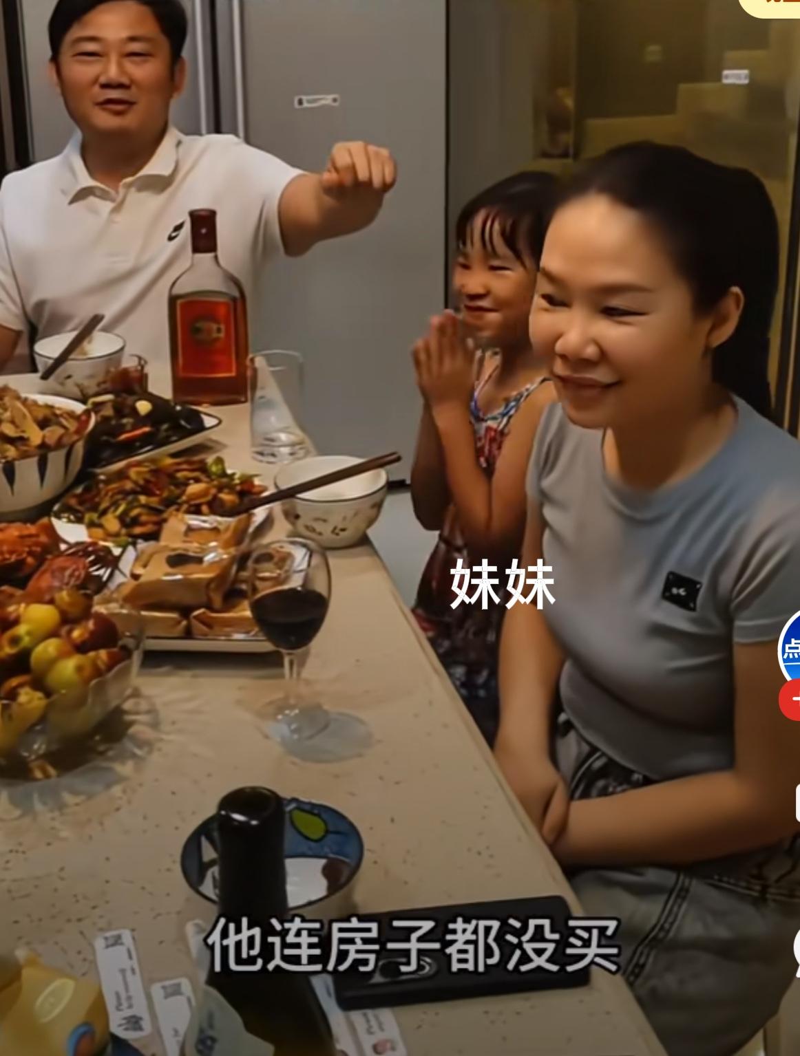 张雪的妹妹张娅和他们的妈妈作家何琼长得真是太像了。

很多人觉得不可思议，张雪居