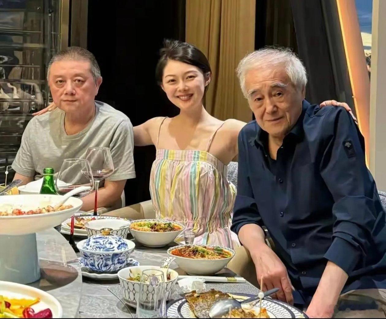 顶流网红晚晚，太没有分寸感了！她和两位长辈合影，一个作家王朔，一个诗人芒克，穿着