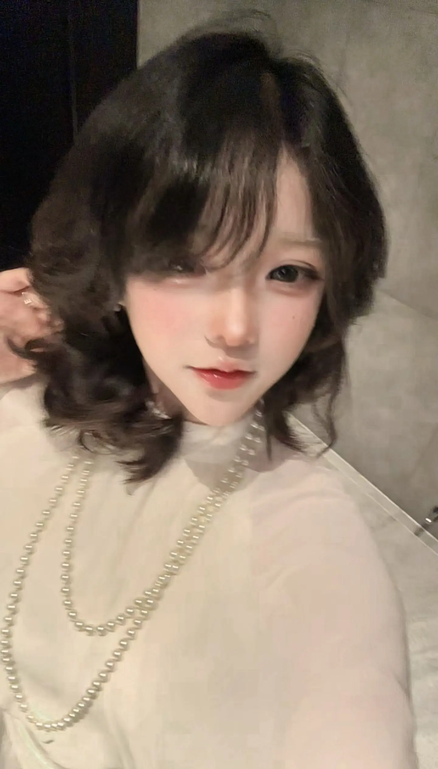 她留短发 淡的妆 身上茉莉花的香。